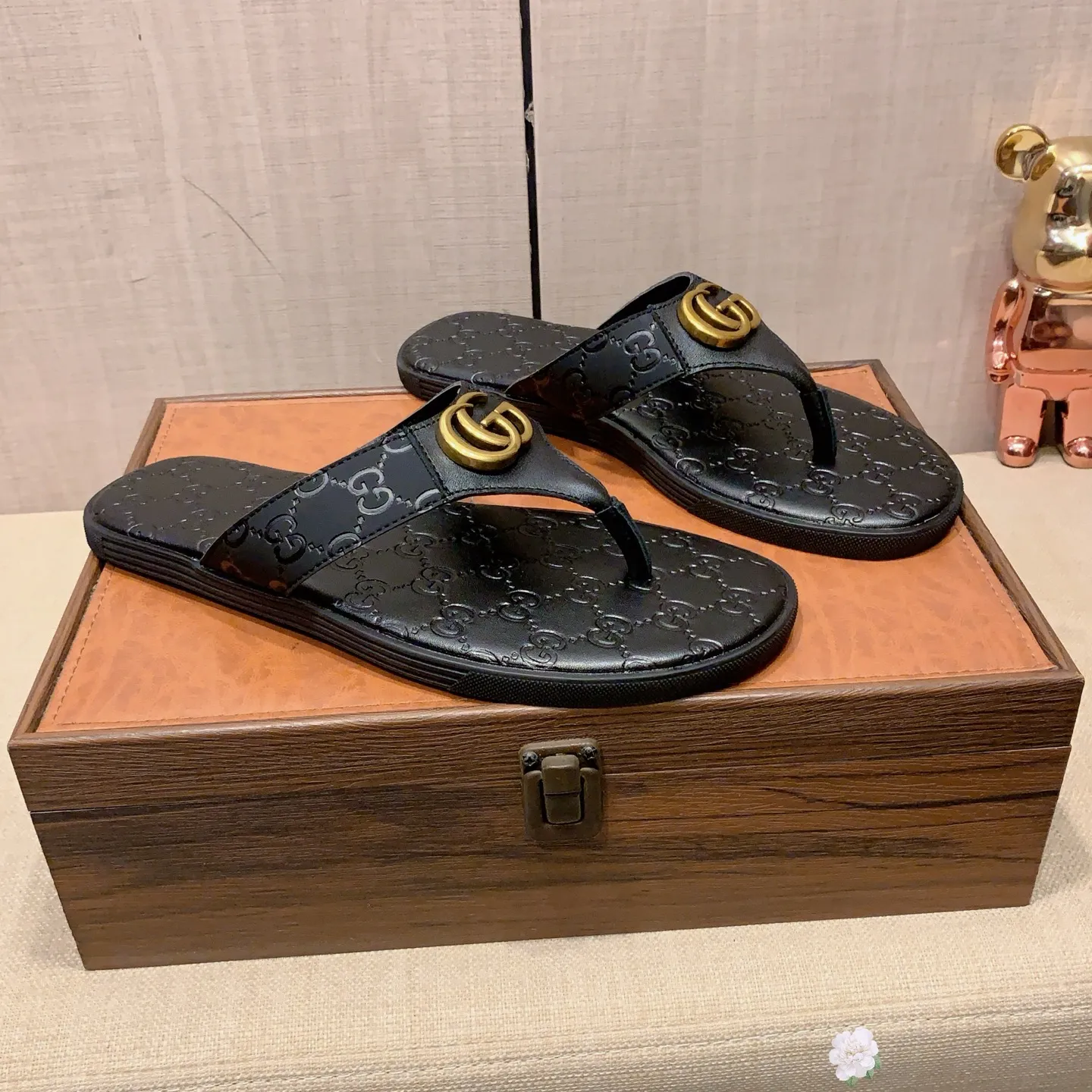 Slippers: New model: Factory price: 260💰💰🎩🎩🔥🔥《 Gucci* 》Series of slippers top purchasing agent🔍🔍Sold at the same time for men, original Italian imported webbing made of selected cowhide, exquisite workmanship,), sole: (super comfortable) original factory special sole, ⚠️exclusive double-layer movable molded sole super comfortable⚠️, real shot🎬the real thing is more beautiful🔍🔍266 regular code 38-44, can be ordered 45.